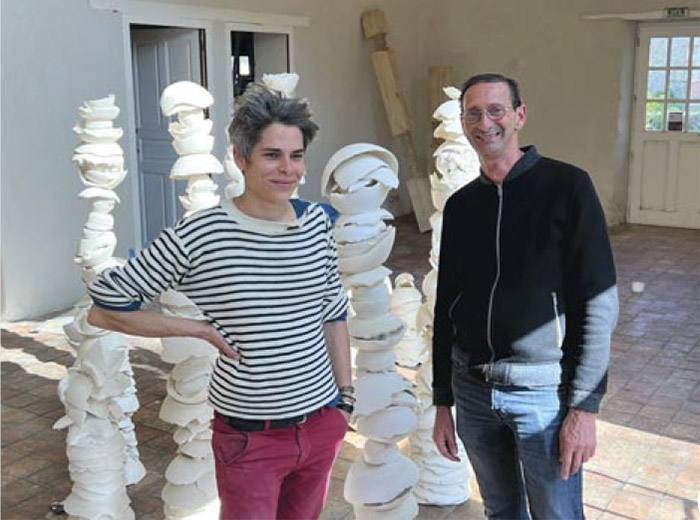 L’artiste Sara Favriau et le directeur du Centre d’Art Contemporain de Pont-Scorff, Christian Mahé, en plein préparatifs quelques jours avant l’ouverture de l’exposition.
