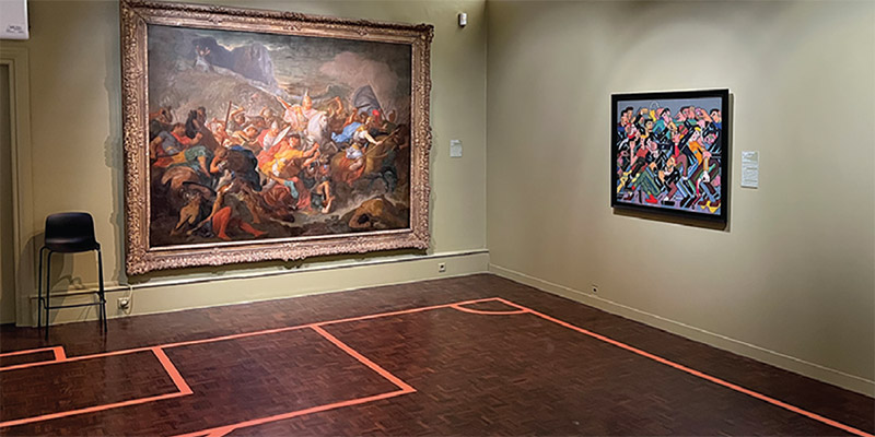 Au point de corner, une cohabitation  audacieuse entre un imposant tableau du 17e siècle de René-Antoine Houasse et une peinture de 1960 de Fernand Daucho célébrant une « Bagarre de blousons noirs. »