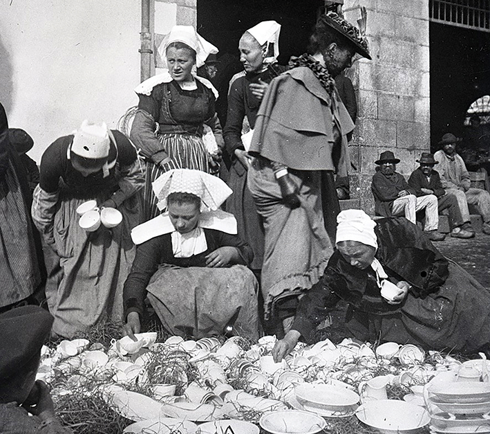 Finistériennes au marché à la vaisselle de Quimper - Costumes du Finistère - Musée départemental breton - Quimper